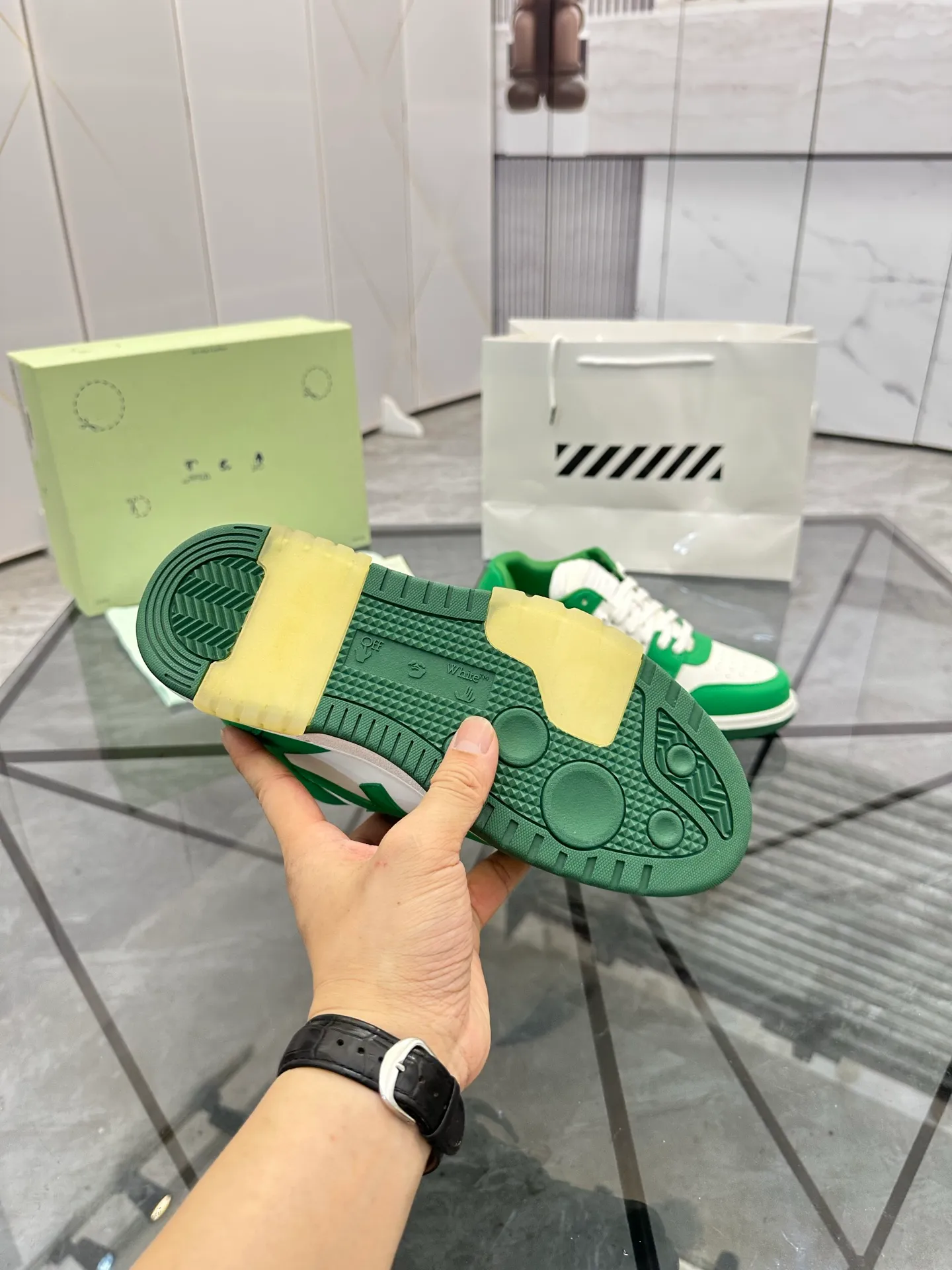 Selling men's shoes 💰: 💰P560¥ High-end top quality (leather buckle plus 10) Product trademark: OFF WHITE * "OFF WHITE*" low-top casual shoes Regular size: 35-45 (can be customized to 46) Couple style Product material: imported first-layer cowhide leather upper, breathable lining, original outsole. No.: H203